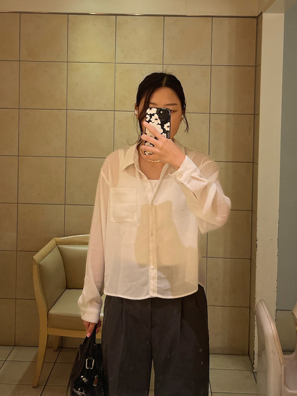 「秋服まるっと大公開、秋、きれいめカジュアル、シンプル、スラックス、シースルー、プチプラ、キレイめ、お洒落さんとつながりたい、今日のコーデ、カジュアル、大人ファッション、プチプラコーデ、ユニクロ、GU」｜「BEAUTY&YOUTH UNITED ARROWSのアイテム（ショルダーバッグ、ブラック系）」を使った、🌷さん（レディース・160cm）の秋コーディネートの2枚目の写真