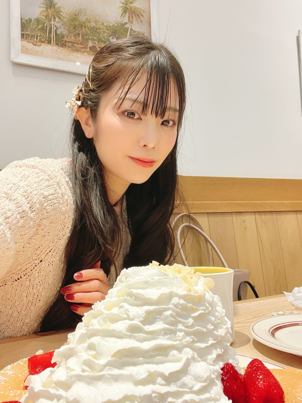 ベージュ系のトートバッグ、ピンク系のニット/セーター、シルバー系のクラッチバッグを着用したレディースの冬コーディネートの3枚目の写真