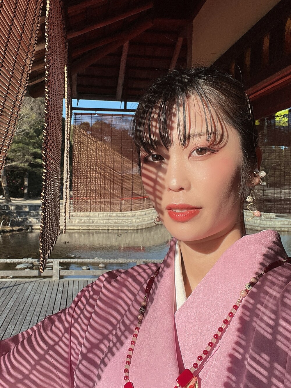 ゴールド系のリングを着用したレディースの冬コーディネートの5枚目の写真