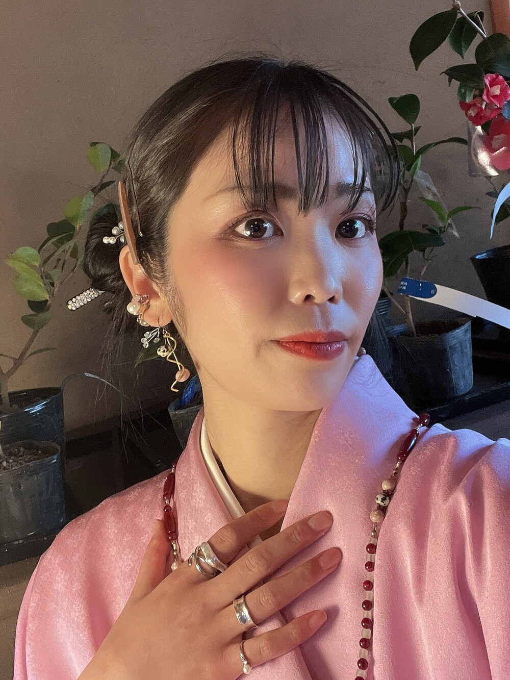 ゴールド系のリングを着用したレディースの冬コーディネートの2枚目の写真