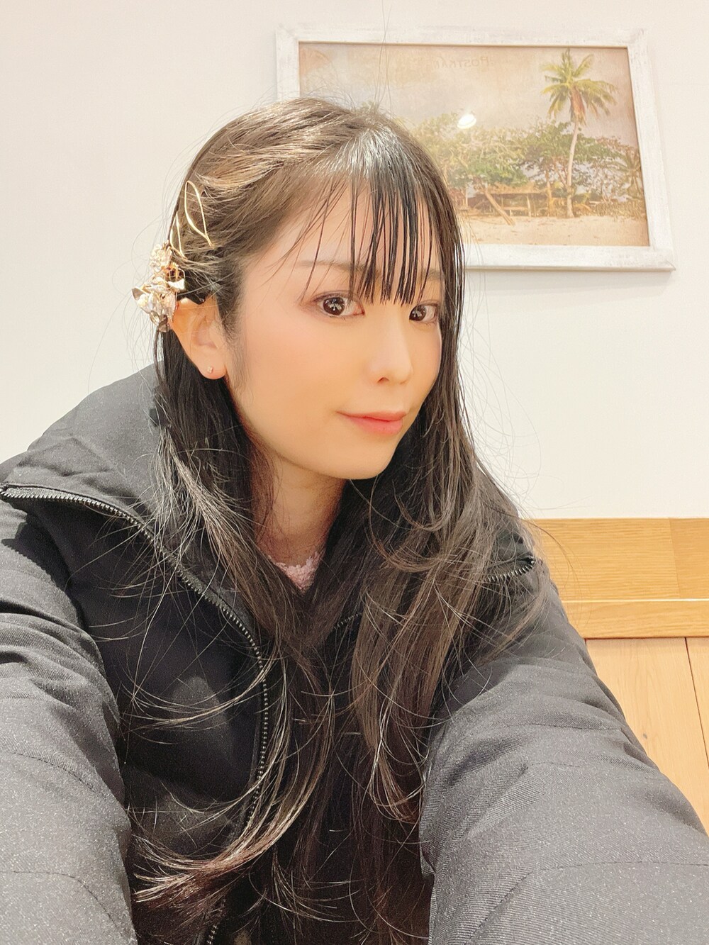 ベージュ系のトートバッグ、ピンク系のニット/セーター、シルバー系のクラッチバッグを着用したレディースの冬コーディネートの4枚目の写真