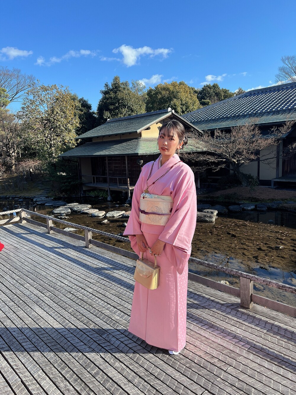 ゴールド系のリングを着用したレディースの冬コーディネートの4枚目の写真