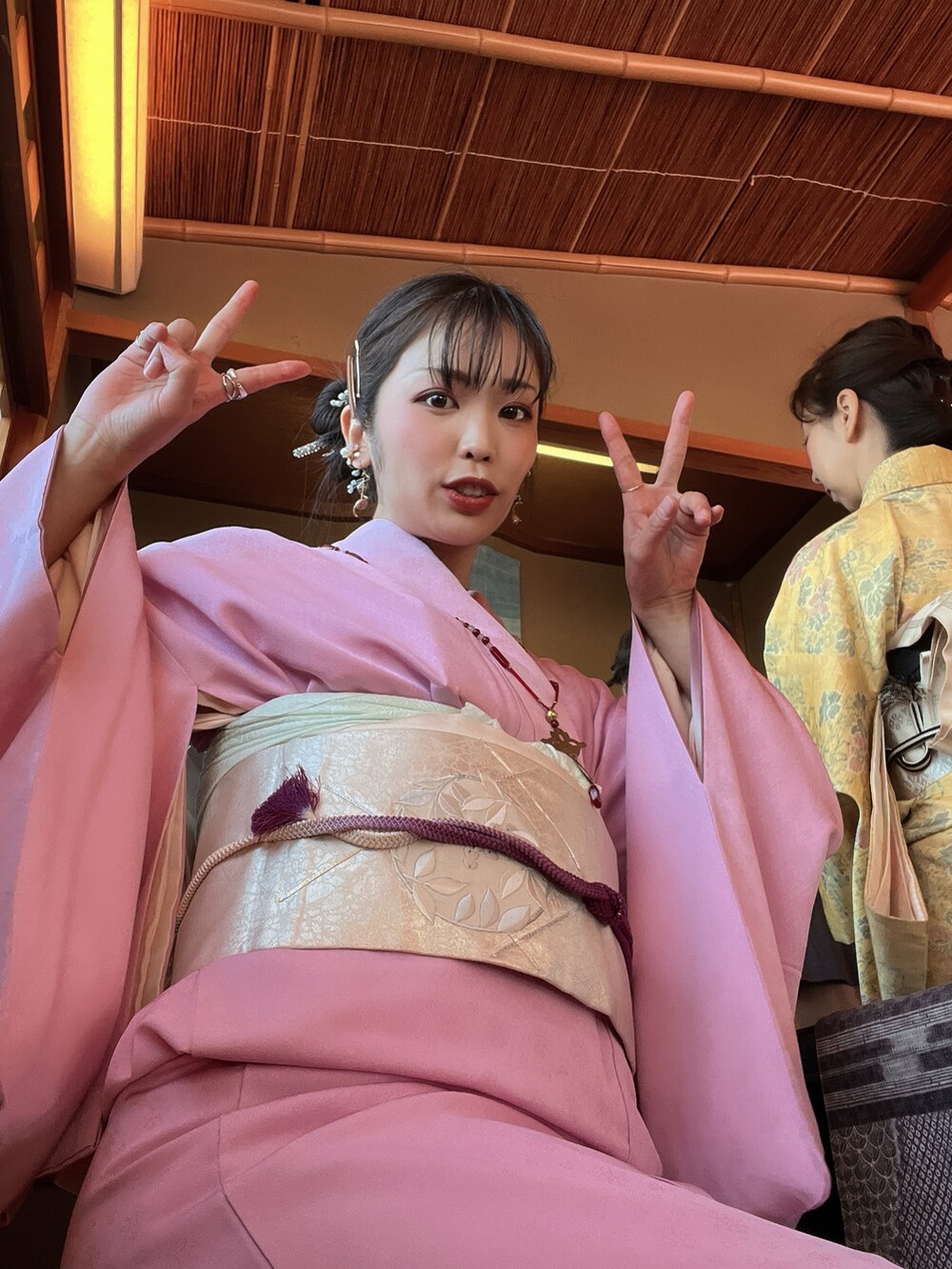 ゴールド系のリングを着用したレディースの冬コーディネートの3枚目の写真