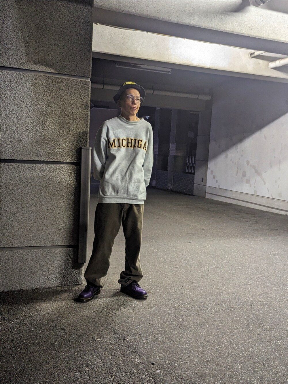 「90’s、スウェット、Levi’s550、秋服まるっと大公開、ビッグシルエット、古着MIX、ボックスハット、きれいめストリート、ドクターマーチン3ホール、Dr.Martens、むらさき色、どこみてんの」｜「Levi'sのアイテム（デニムパンツ、ブラウン系）」を使った、ひろしさん（メンズ・171cm）の秋コーディネートの5枚目の写真