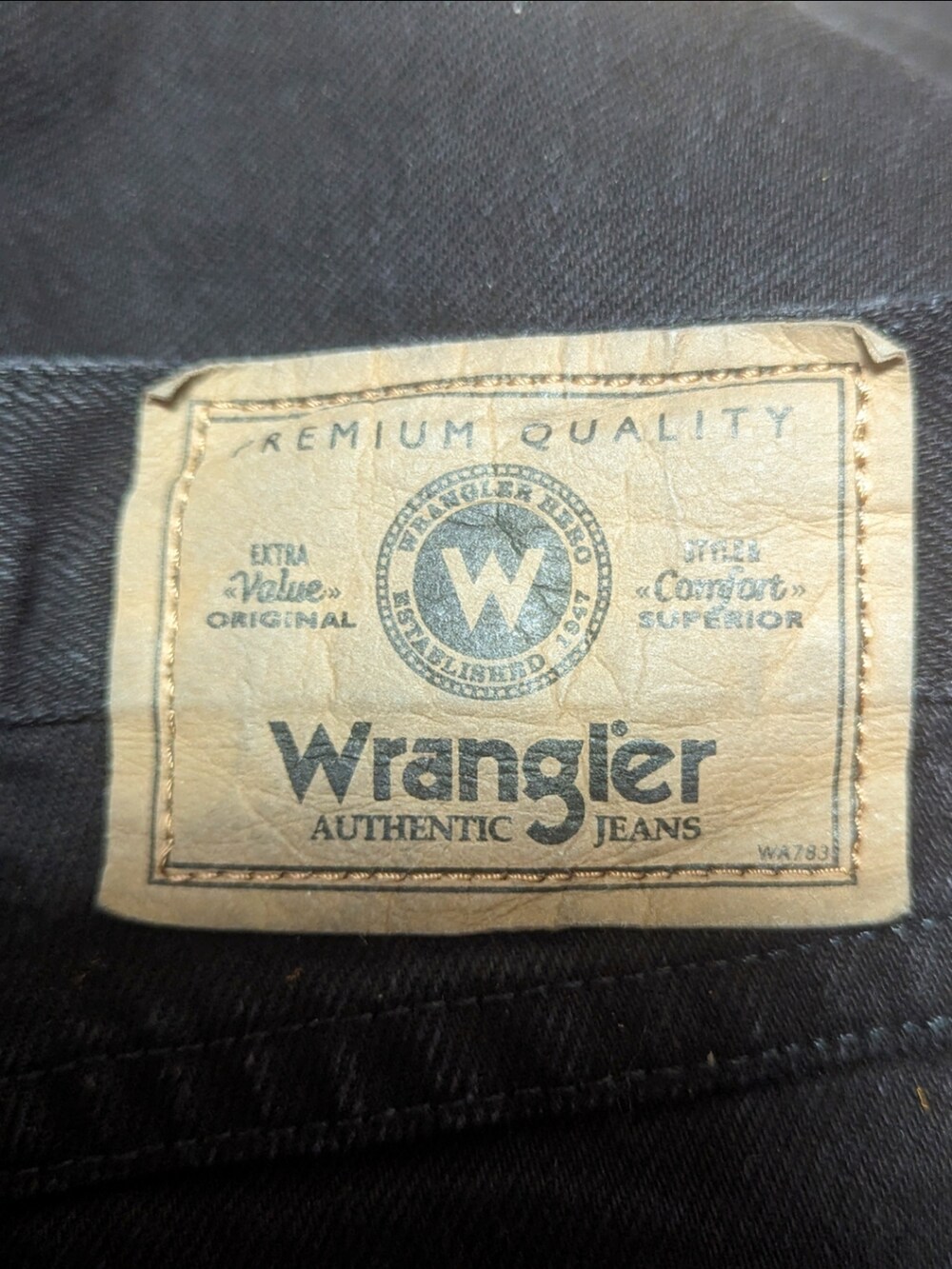 ブラック系のデニムパンツ、ホワイト系のスニーカー、イエロー系のシャツ/ブラウスを着用したメンズの秋コーディネートの4枚目の写真