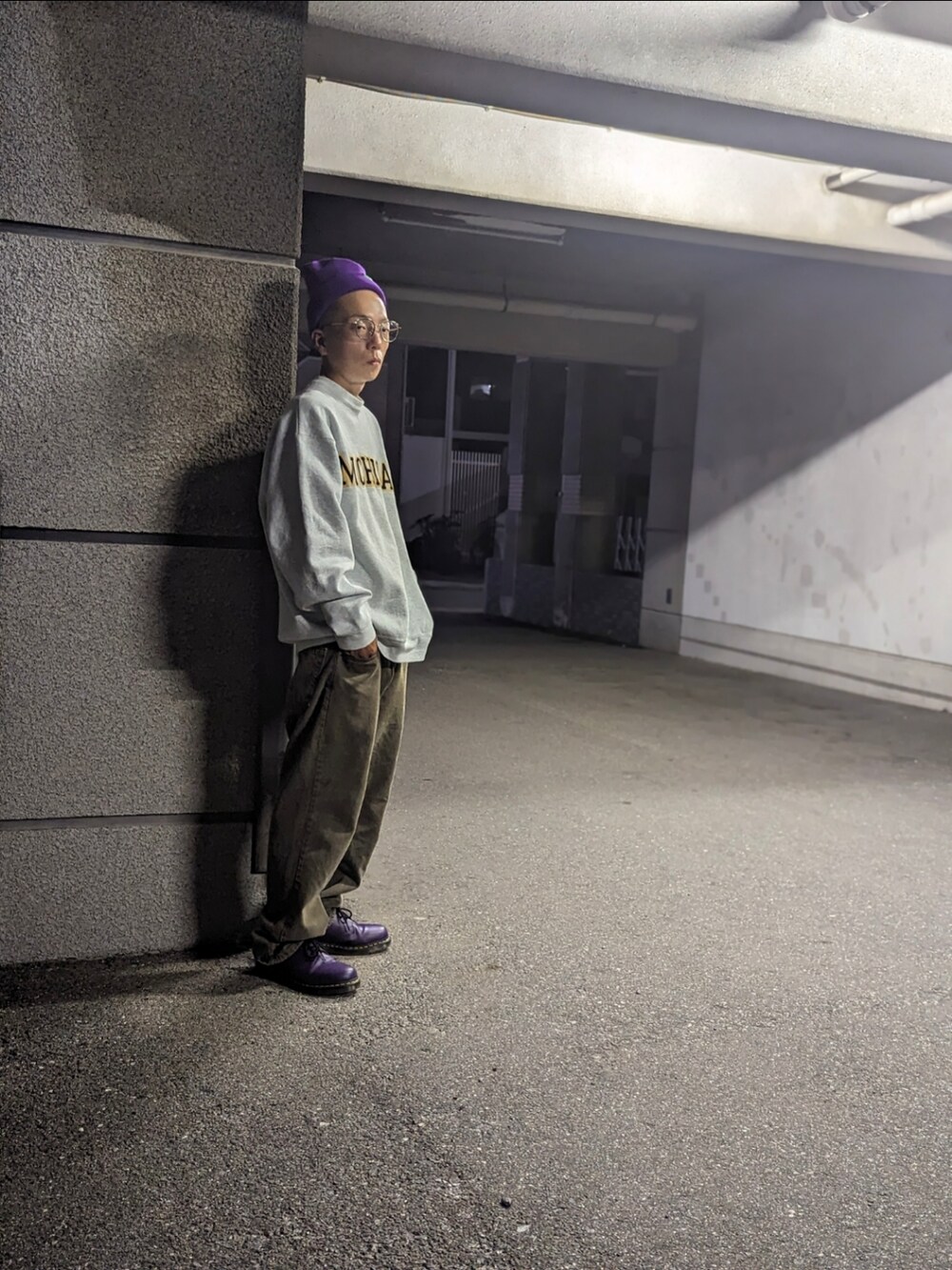 「90’s、スウェット、Levi’s550、秋服まるっと大公開、ビッグシルエット、古着MIX、ボックスハット、きれいめストリート、ドクターマーチン3ホール、Dr.Martens、むらさき色、どこみてんの」｜「Levi'sのアイテム（デニムパンツ、ブラウン系）」を使った、ひろしさん（メンズ・171cm）の秋コーディネートの2枚目の写真