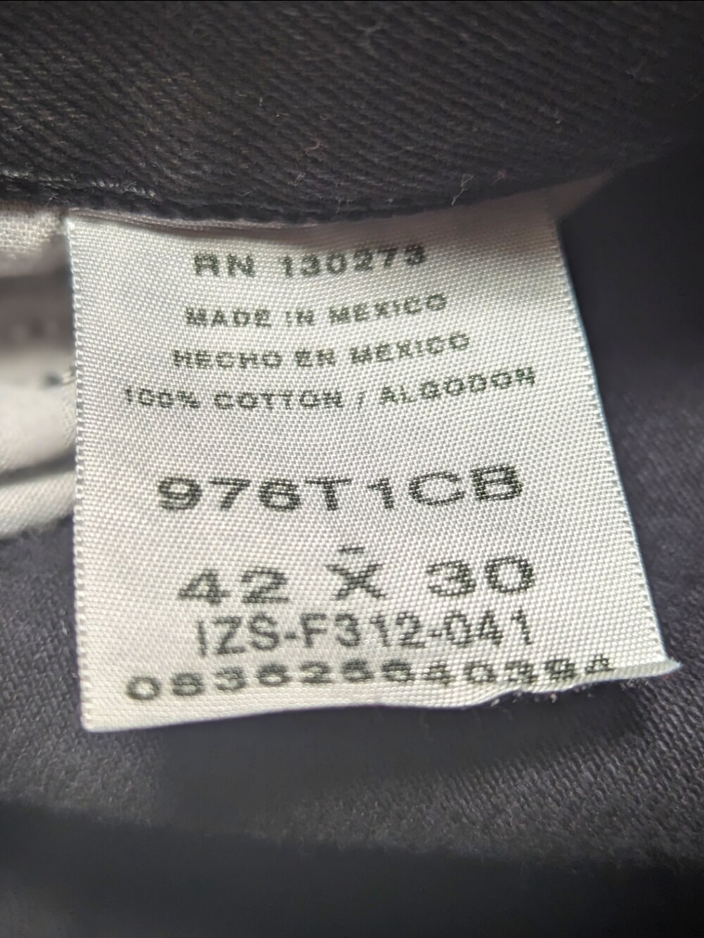 ブラック系のデニムパンツ、ホワイト系のスニーカー、イエロー系のシャツ/ブラウスを着用したメンズの秋コーディネートの5枚目の写真