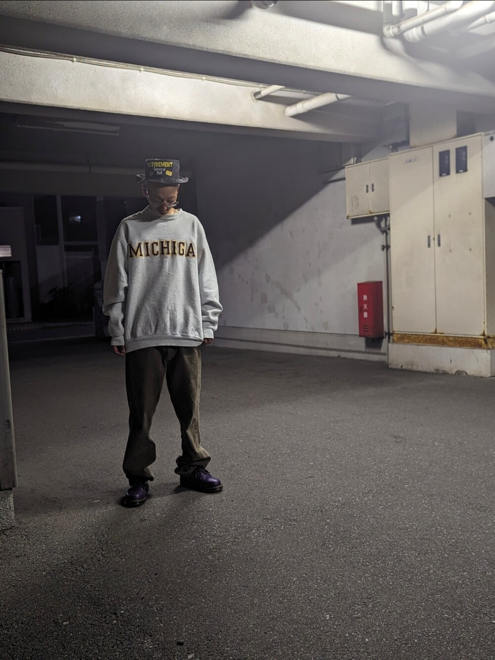 「90’s、スウェット、Levi’s550、秋服まるっと大公開、ビッグシルエット、古着MIX、ボックスハット、きれいめストリート、ドクターマーチン3ホール、Dr.Martens、むらさき色、どこみてんの」｜「Levi'sのアイテム（デニムパンツ、ブラウン系）」を使った、ひろしさん（メンズ・171cm）の秋コーディネートの3枚目の写真