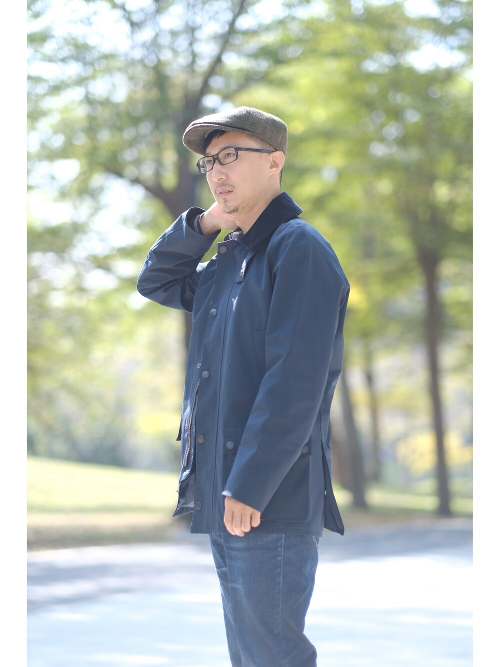 ブルー系のマウンテンパーカー、ブルー系のマウンテンパーカー、ブラック系のブーツを着用したメンズの冬コーディネートの2枚目の写真