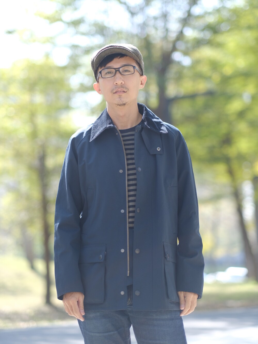 ブルー系のマウンテンパーカー、ブルー系のマウンテンパーカー、ブラック系のブーツを着用したメンズの冬コーディネートの3枚目の写真