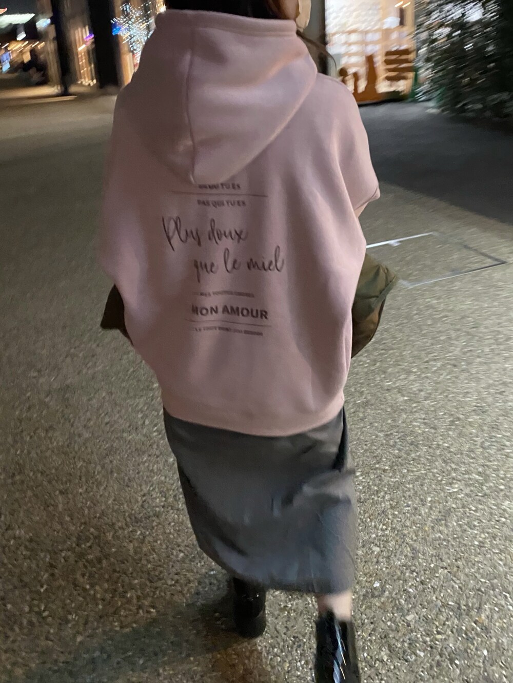 ピンク系のパーカー、グレー系のシャツワンピースを着用したレディースの秋コーディネートの2枚目の写真