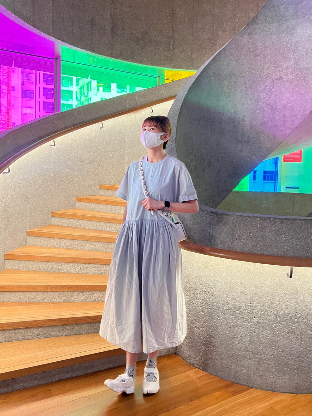 ホワイト系のスニーカーを着用したレディースの秋コーディネートの2枚目の写真