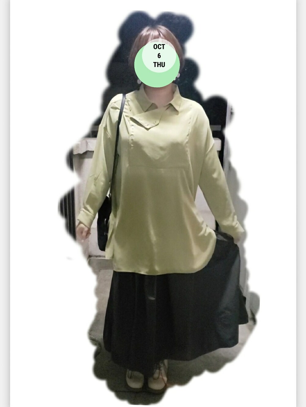 グリーン系のその他アウター、イエロー系のシャツ/ブラウス、ベージュ系のブーツを着用したレディースの秋コーディネートの4枚目の写真