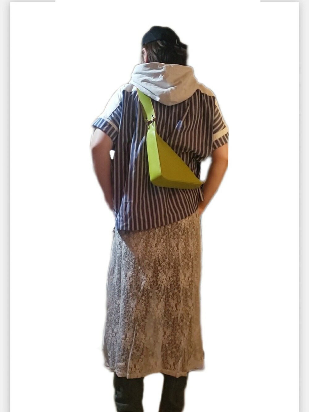 グリーン系のショルダーバッグ、ホワイト系のパーカー、ホワイト系のベストを着用したレディースの秋コーディネートの3枚目の写真