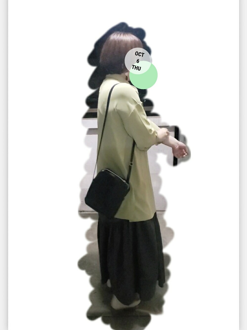 グリーン系のその他アウター、イエロー系のシャツ/ブラウス、ベージュ系のブーツを着用したレディースの秋コーディネートの5枚目の写真