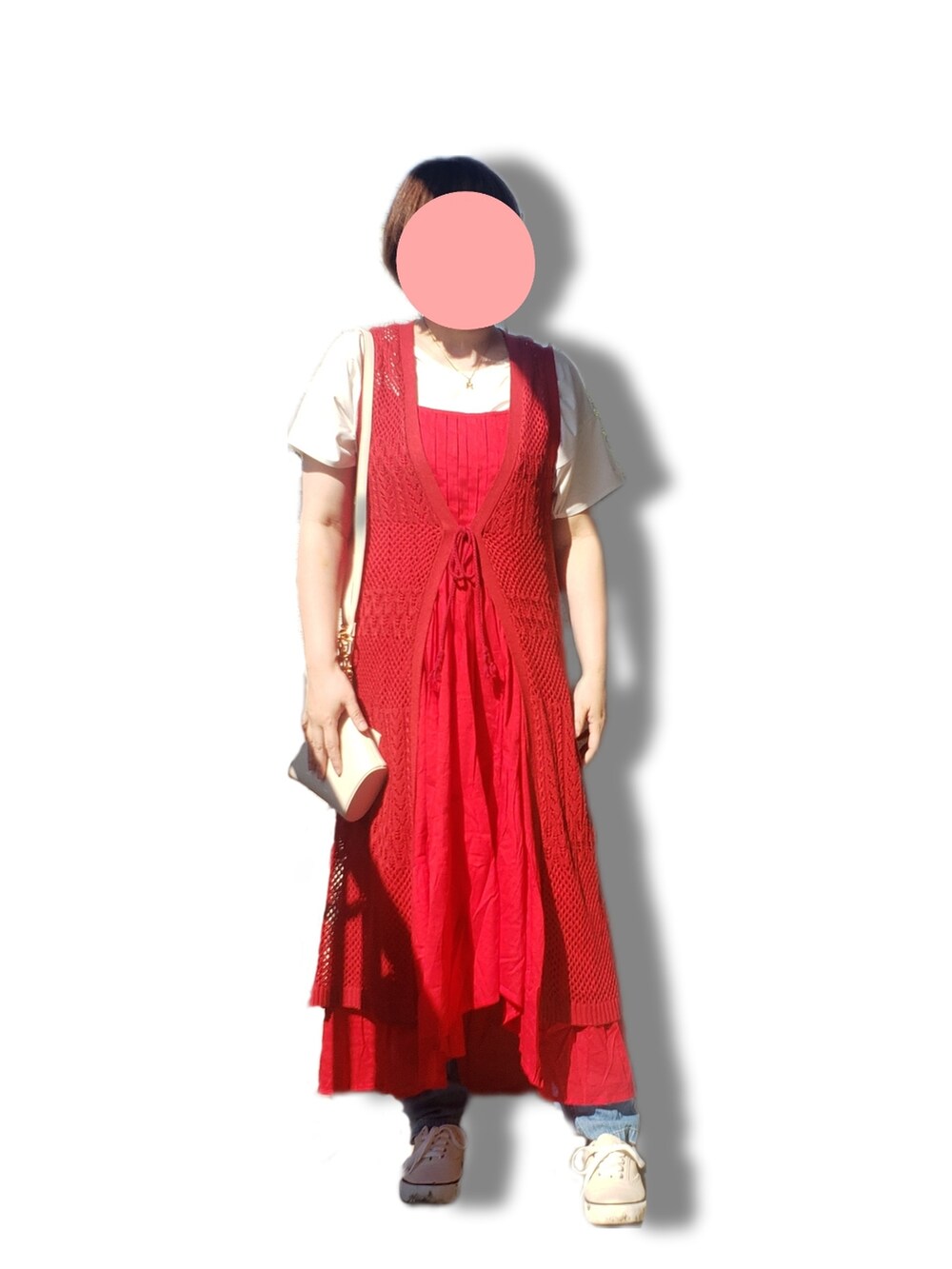 ホワイト系のTシャツ/カットソー、レッド系のベスト、レッド系のワンピースを着用したレディースの秋コーディネートの2枚目の写真