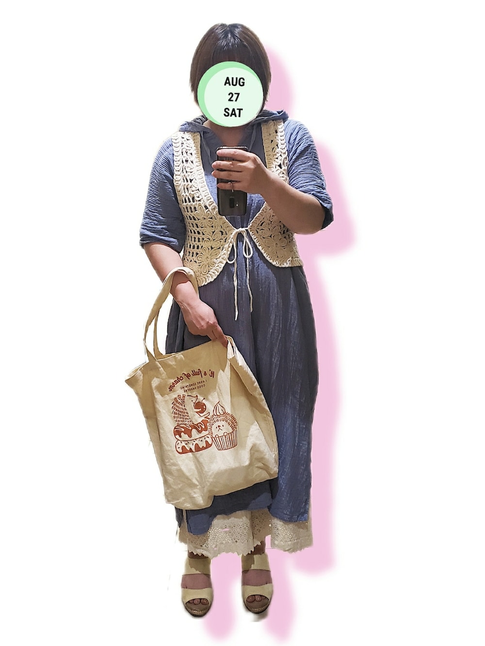 ホワイト系のベスト、ブルー系のワンピース、ホワイト系のその他パンツを着用したレディースの夏コーディネートの2枚目の写真