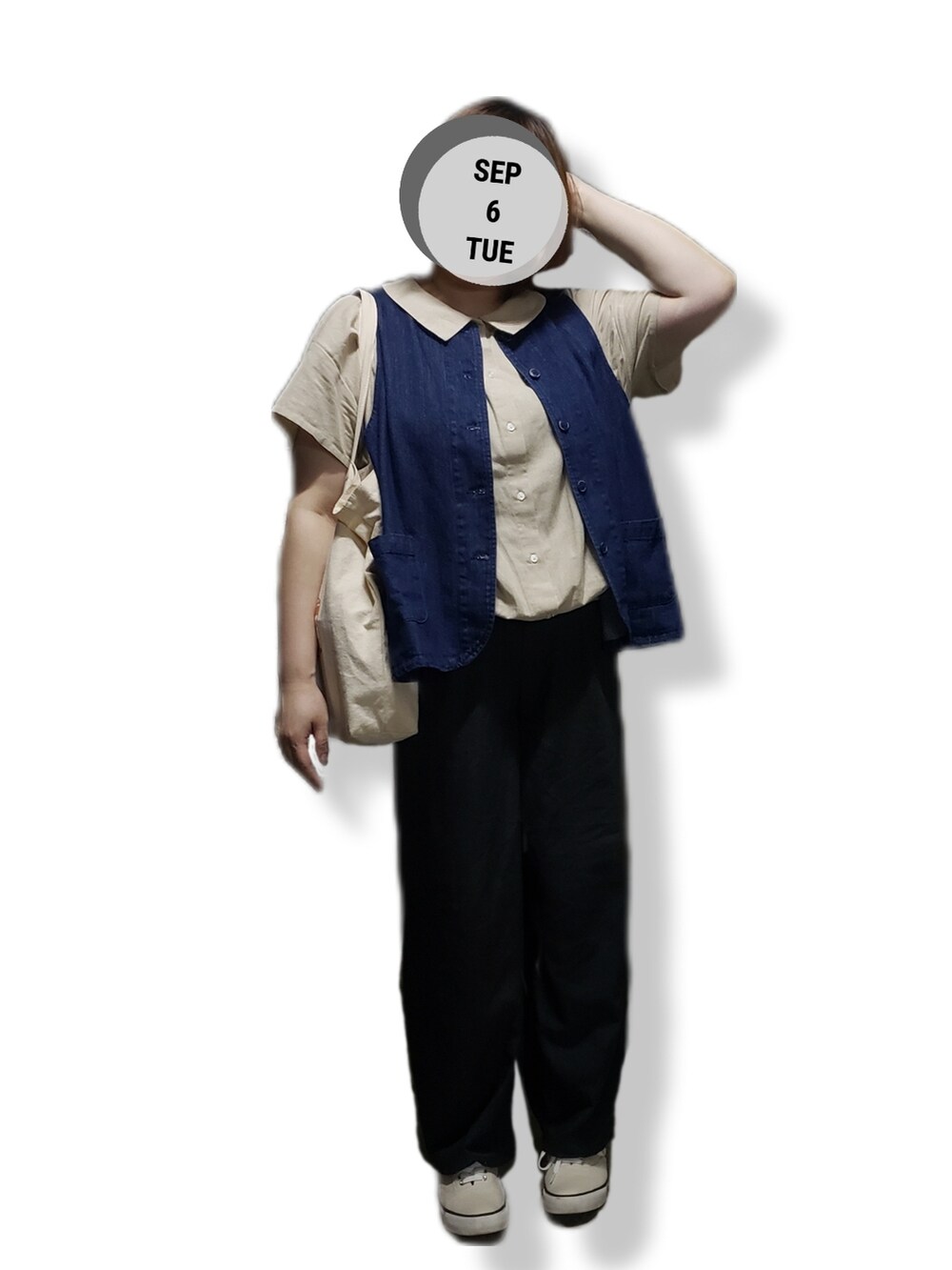 ブルー系のベスト、ベージュ系のシャツ/ブラウス、ブラック系のその他パンツを着用したレディースの秋コーディネートの2枚目の写真