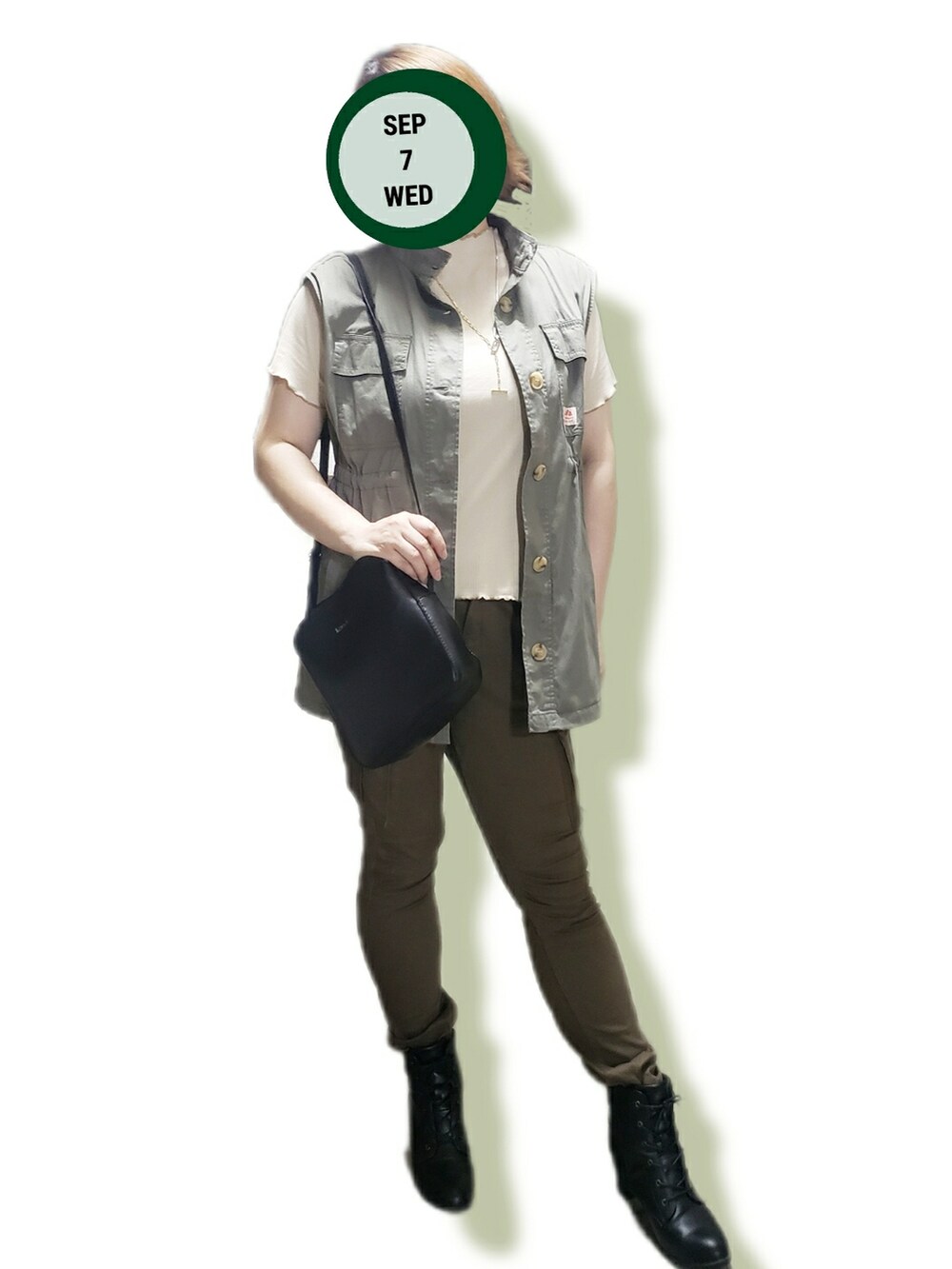 ベージュ系のTシャツ/カットソー、グリーン系のベスト、ブラック系のショルダーバッグを着用したレディースの秋コーディネートの2枚目の写真