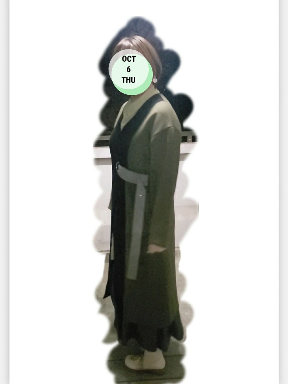 グリーン系のその他アウター、イエロー系のシャツ/ブラウス、ベージュ系のブーツを着用したレディースの秋コーディネートの2枚目の写真