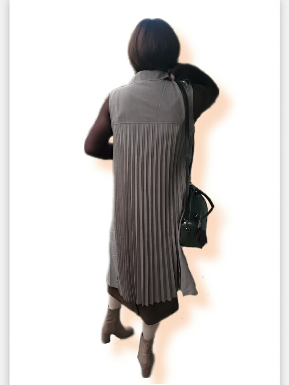 ベージュ系のブーツ、ブラウン系のワンピース、グリーン系のトートバッグを着用したレディースの秋コーディネートの3枚目の写真