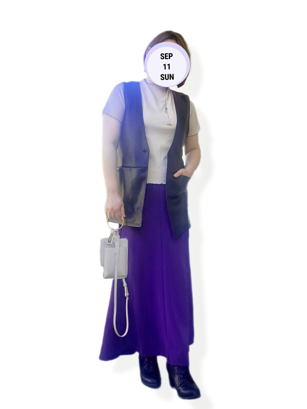 ベージュ系のTシャツ/カットソー、ブラック系のベスト、パープル系のスカートを着用したレディースの秋コーディネートの2枚目の写真