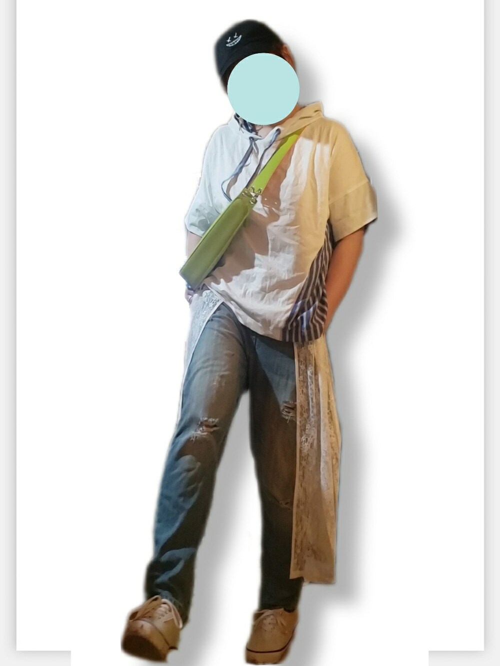 グリーン系のショルダーバッグ、ホワイト系のパーカー、ホワイト系のベストを着用したレディースの秋コーディネートの4枚目の写真