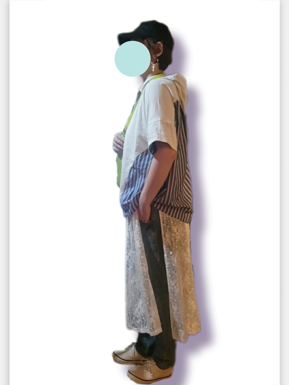 グリーン系のショルダーバッグ、ホワイト系のパーカー、ホワイト系のベストを着用したレディースの秋コーディネートの2枚目の写真