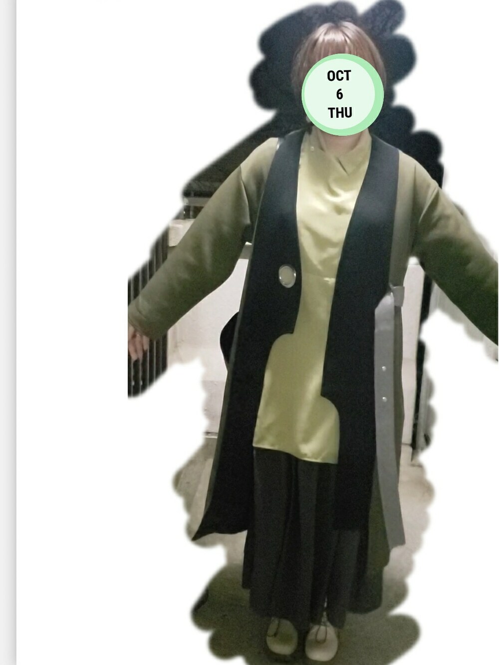 グリーン系のその他アウター、イエロー系のシャツ/ブラウス、ベージュ系のブーツを着用したレディースの秋コーディネートの3枚目の写真