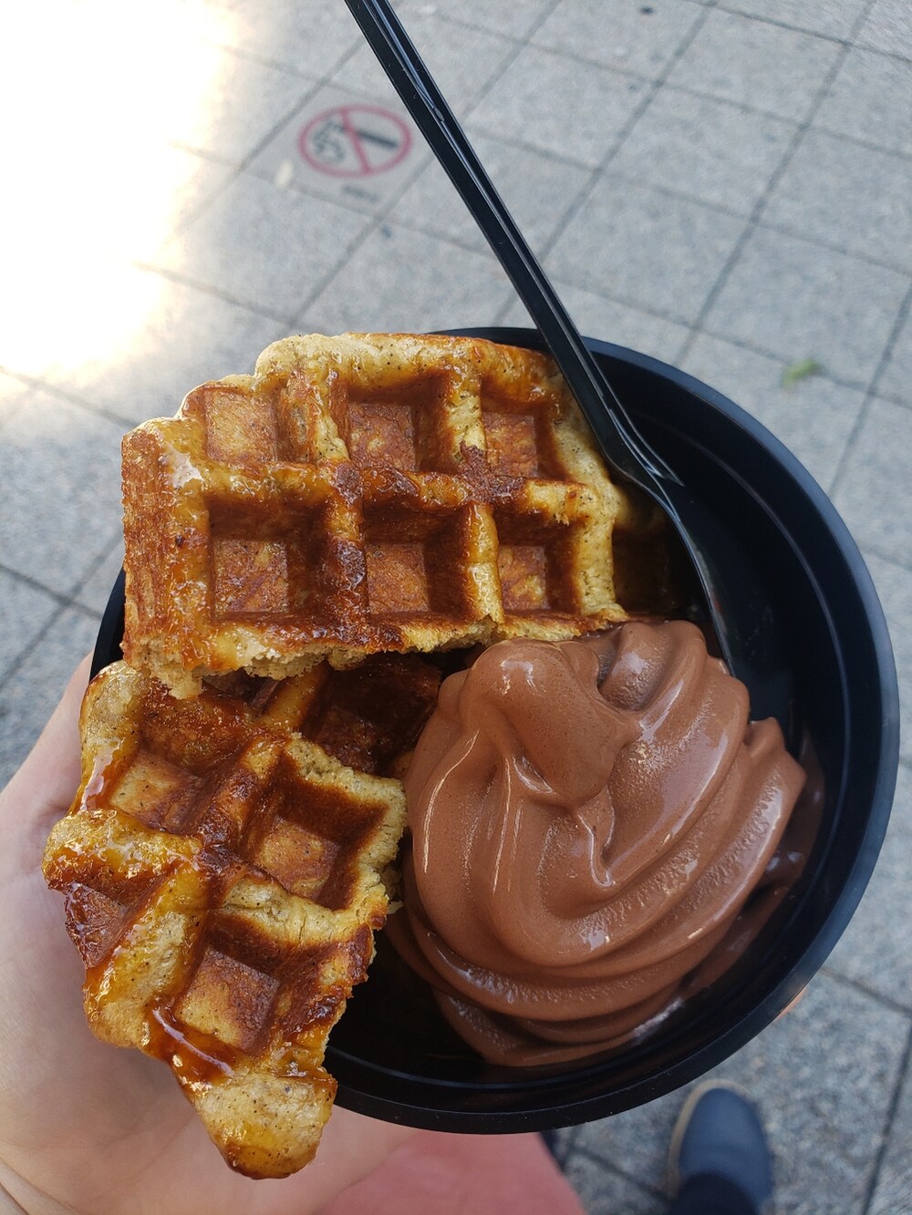 ブラウン系のワンピース、ブラック系のその他パンツ、ホワイト系のトートバッグを着用したレディースの秋コーディネートの2枚目の写真