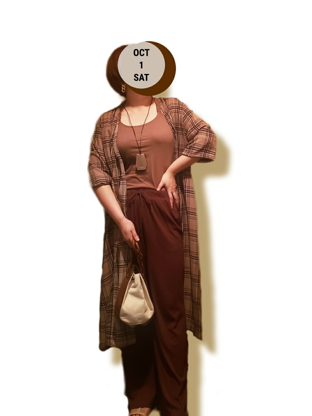 ブラウン系のキャミソール、ブラウン系のワンピース、ブラウン系のその他パンツを着用したレディースの秋コーディネートの2枚目の写真