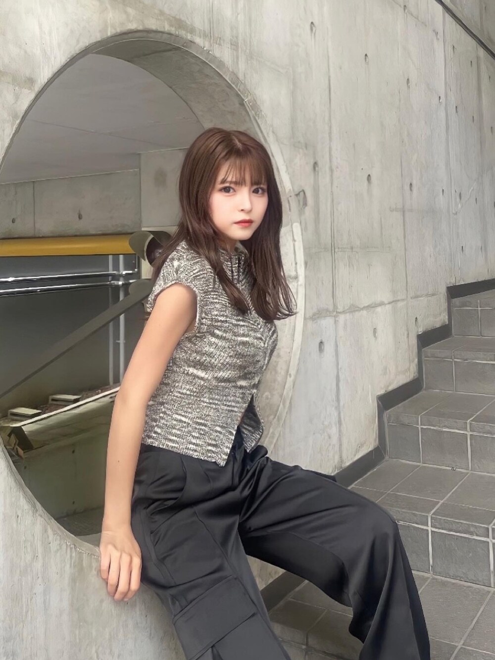 その他のニット/セーター、ブラック系のスウェットパンツを着用したレディースの春コーディネートの3枚目の写真