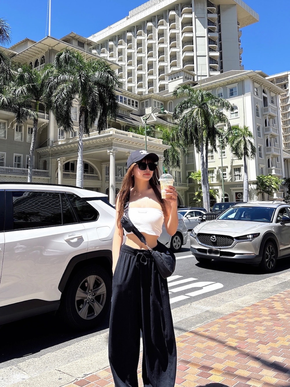 ホワイト系のチューブトップを着用したレディースの春コーディネートの3枚目の写真