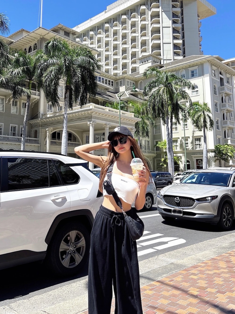 ホワイト系のチューブトップを着用したレディースの春コーディネートの2枚目の写真