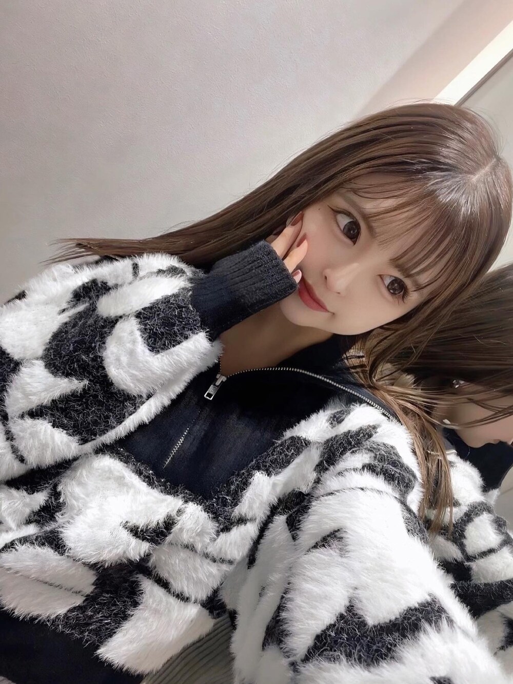 ブラック系のニット/セーター、グレー系のその他パンツを着用したレディースの冬コーディネートの2枚目の写真