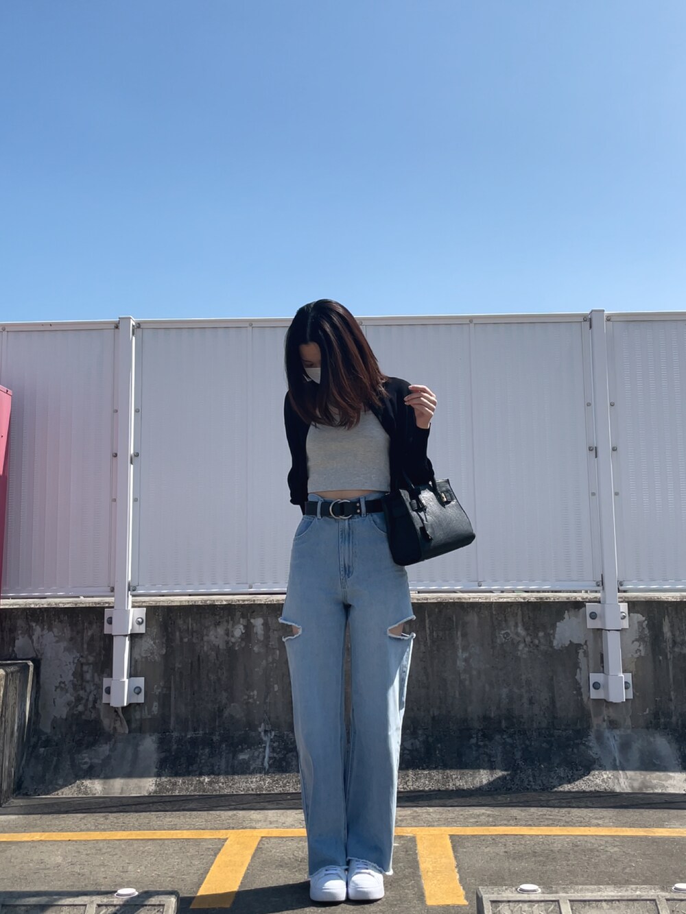 ブラック系のカーディガン/ボレロ、グレー系のキャミソール、ブラック系のバッグを着用したレディースの夏コーディネートの2枚目の写真