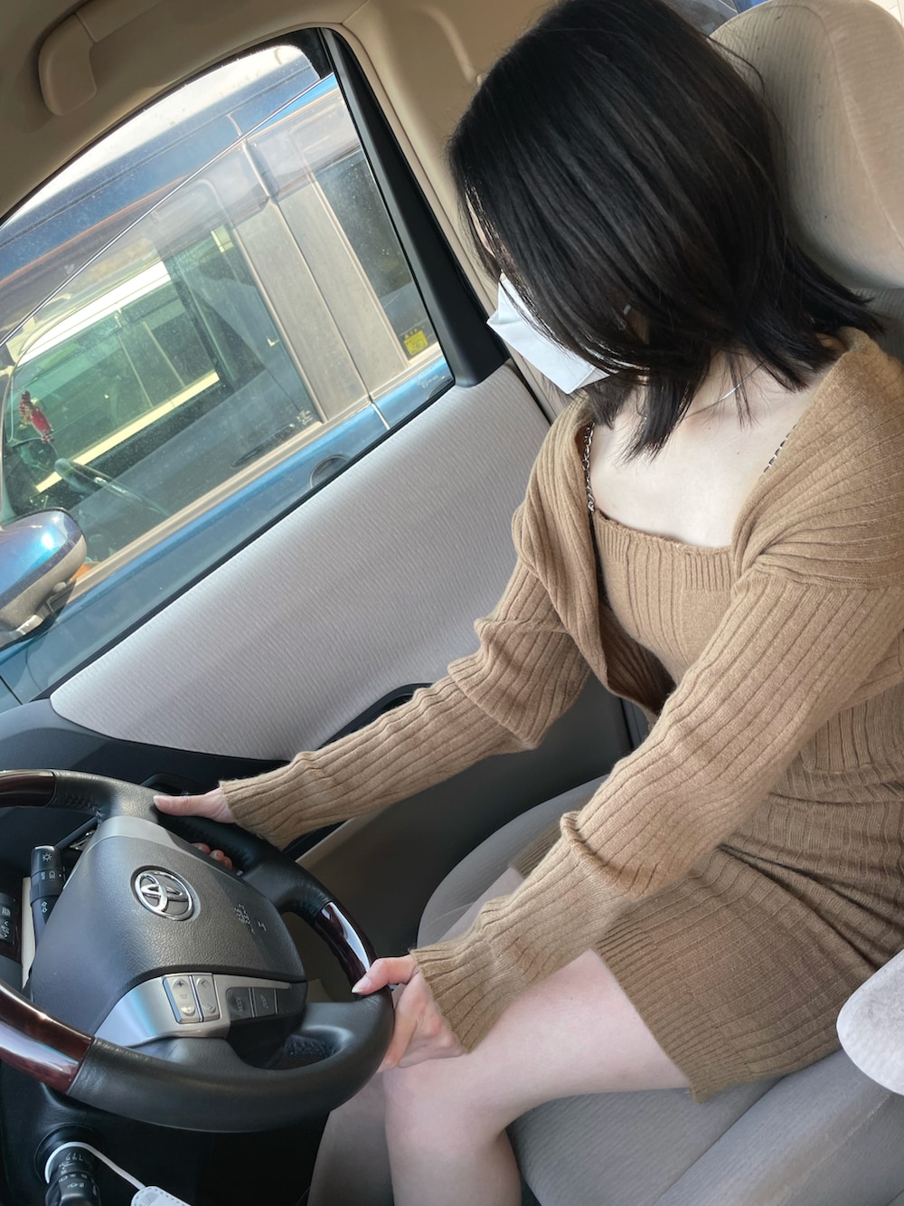 ブラウン系のワンピースを着用したレディースの冬コーディネートの2枚目の写真