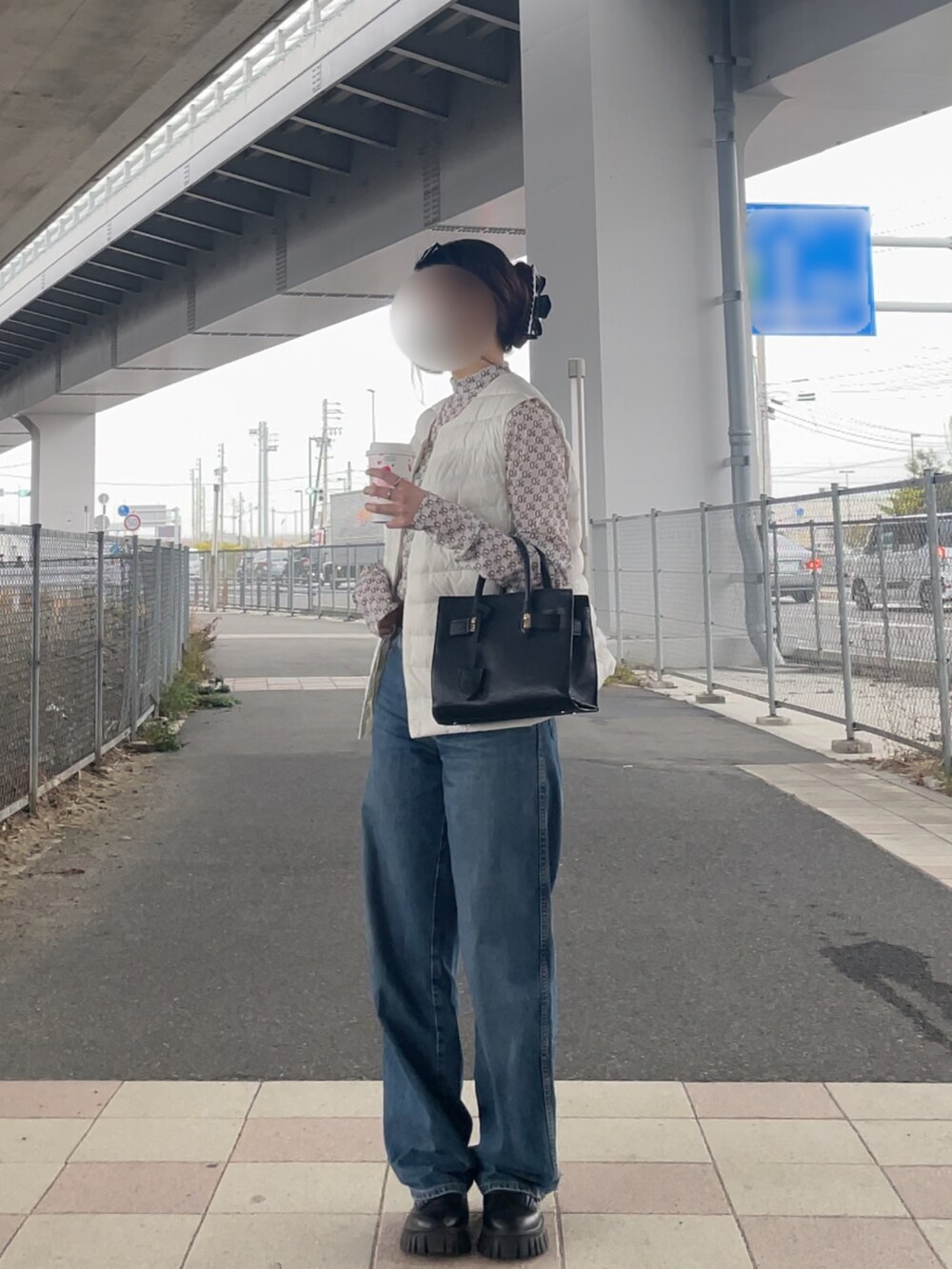 グレー系のキャミソール、ホワイト系のトップス、ブラック系のバッグを着用したレディースの春コーディネートの2枚目の写真