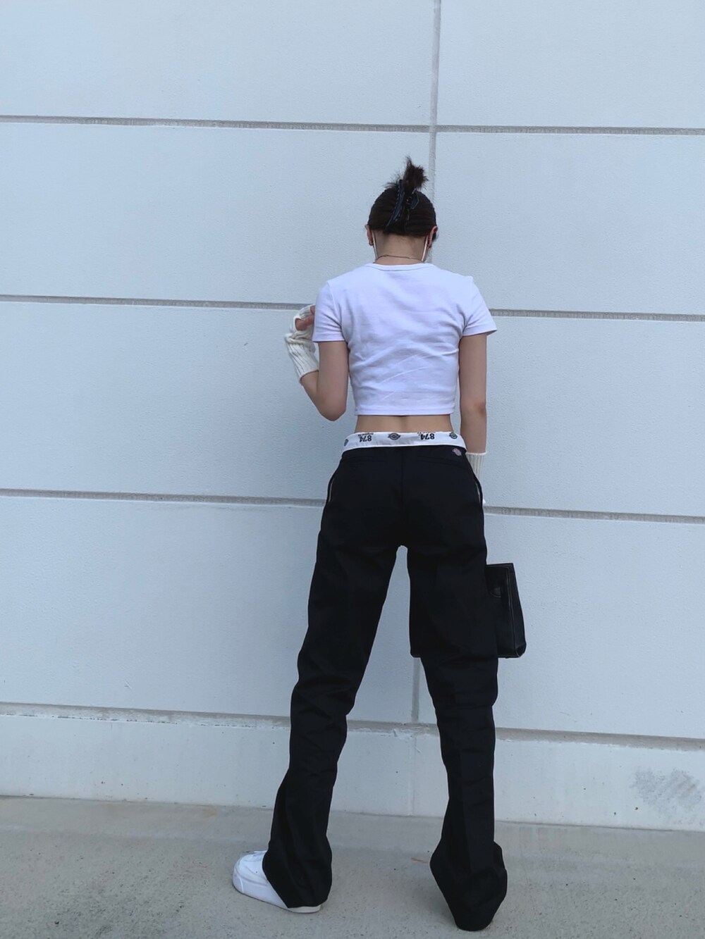 ホワイト系のトップス、ブラック系のチノパンツ、ホワイト系のスニーカーを着用したレディースの夏コーディネートの2枚目の写真