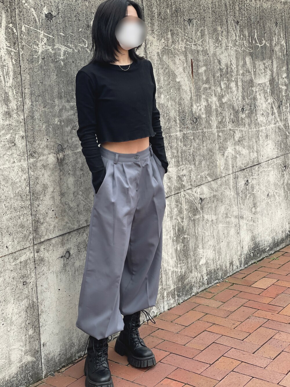 ホワイト系のジャケット/アウターを着用したレディースの冬コーディネートの4枚目の写真