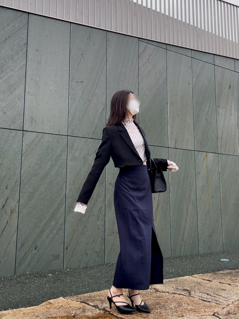 ブラック系のジャケット/アウター、ホワイト系のトップス、ブラック系のシューズを着用したレディースの春コーディネートの2枚目の写真