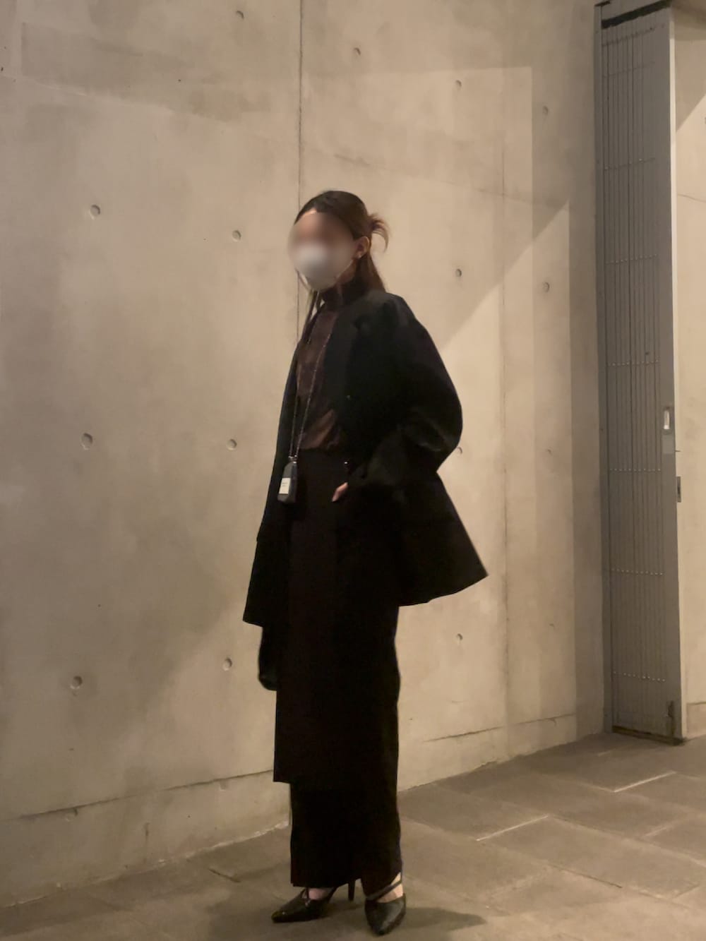 ブラック系のジャケット/アウター、ブラウン系のトップス、ブラック系のシューズを着用したレディースの冬コーディネートの2枚目の写真