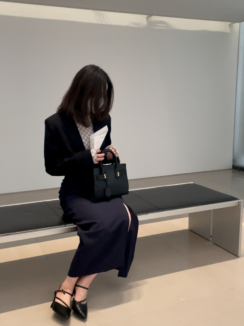 ブラック系のジャケット/アウター、ホワイト系のトップス、ブラック系のシューズを着用したレディースの春コーディネートの3枚目の写真