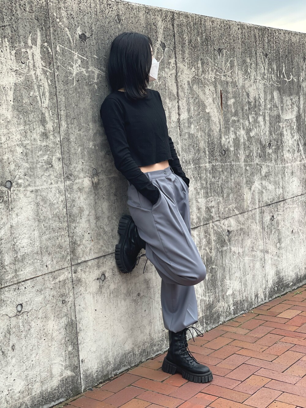 ホワイト系のジャケット/アウターを着用したレディースの冬コーディネートの3枚目の写真