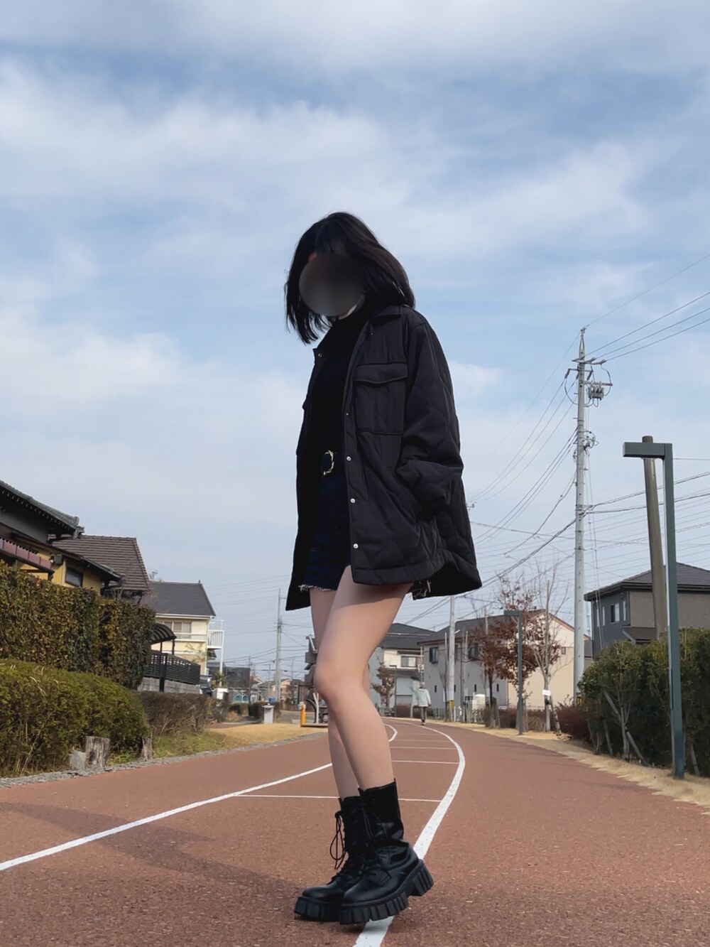 ブラック系のニット/セーター、ブラック系のジャケット/アウター、その他のデニムパンツを着用したレディースの冬コーディネートの2枚目の写真