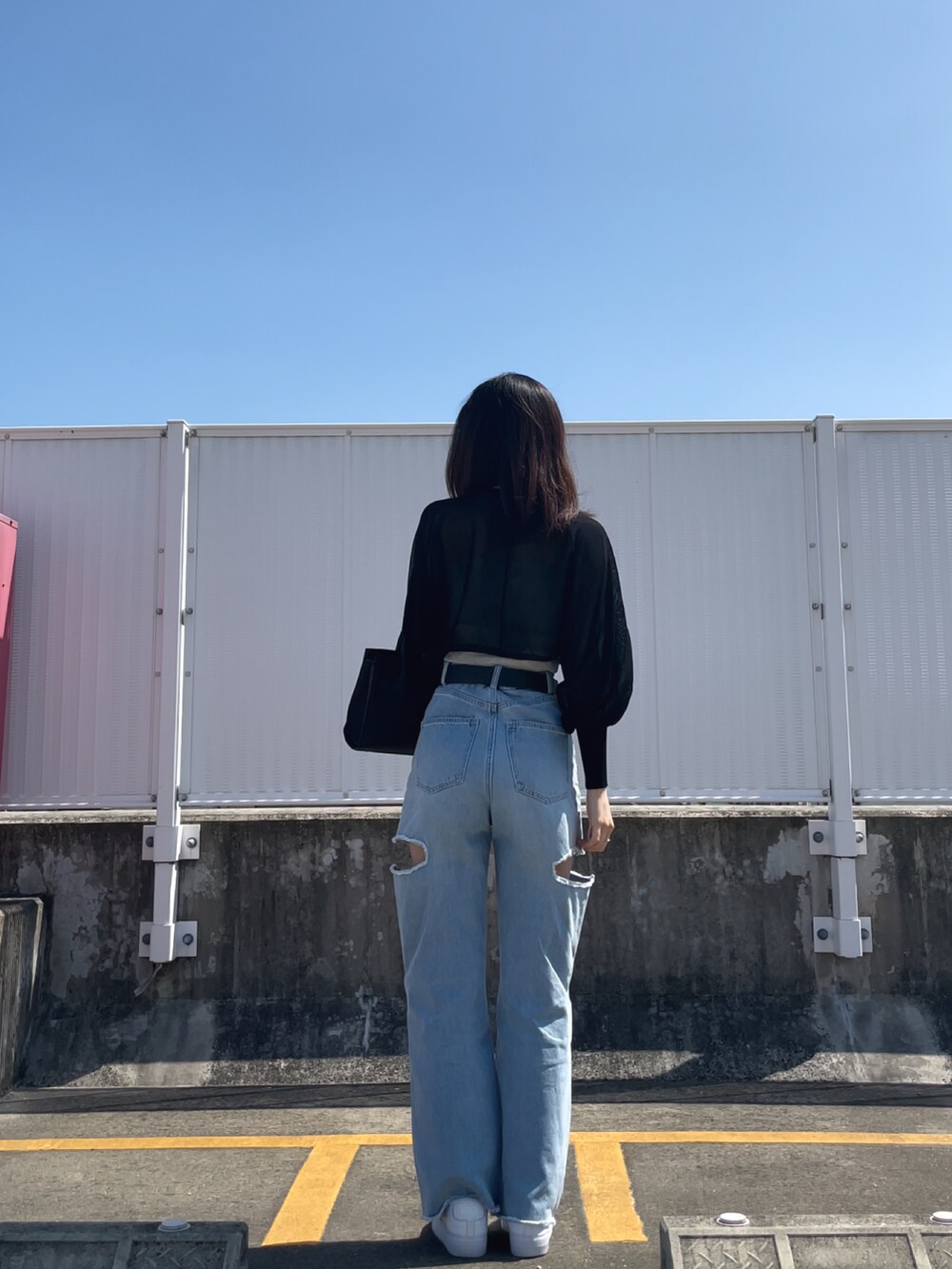 ブラック系のカーディガン/ボレロ、グレー系のキャミソール、ブラック系のバッグを着用したレディースの夏コーディネートの3枚目の写真