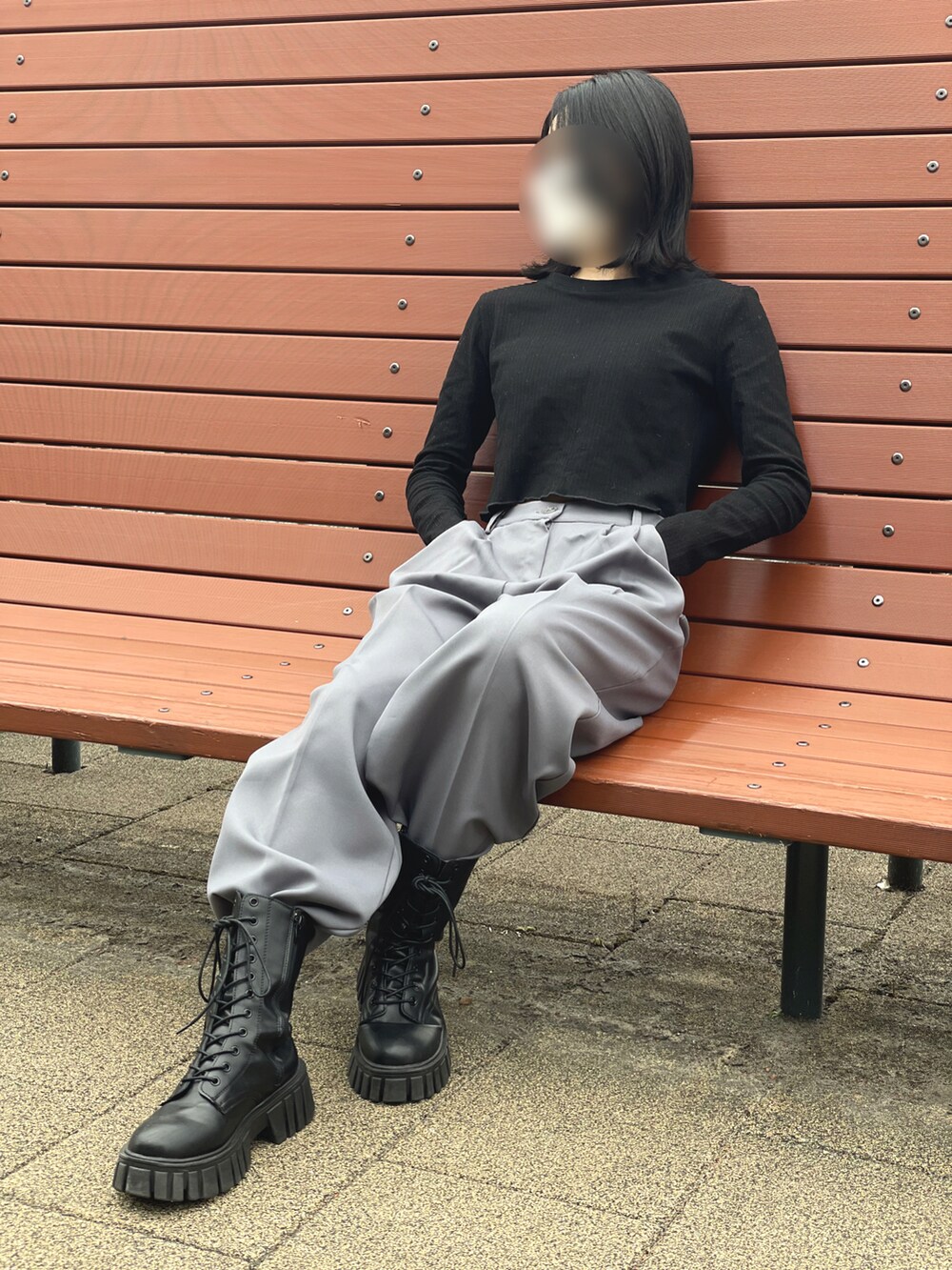 ホワイト系のジャケット/アウターを着用したレディースの冬コーディネートの2枚目の写真