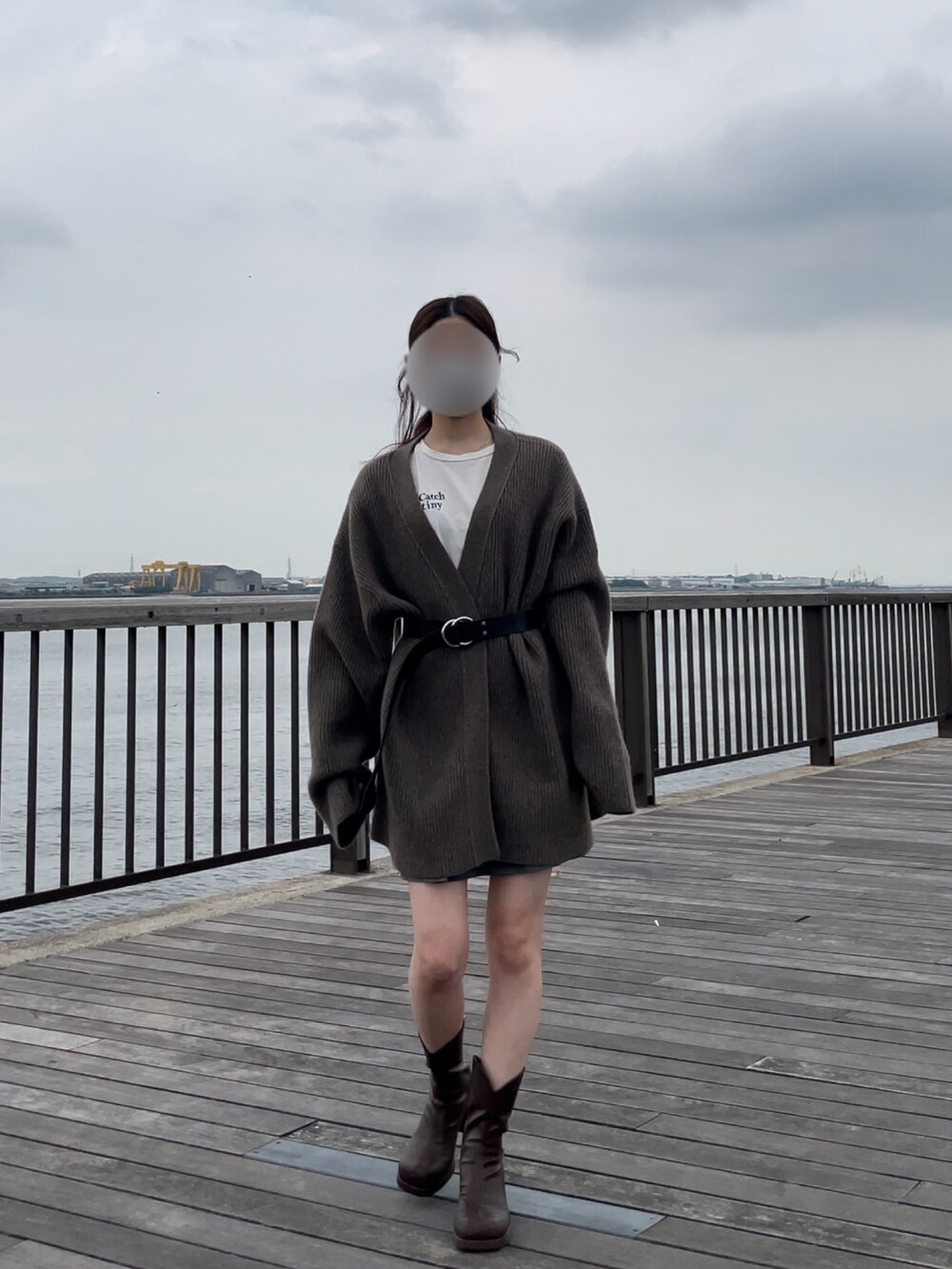 ブラウン系のカーディガン/ボレロ、ホワイト系のTシャツ/カットソー、グレー系のスカートを着用したレディースの秋コーディネートの3枚目の写真