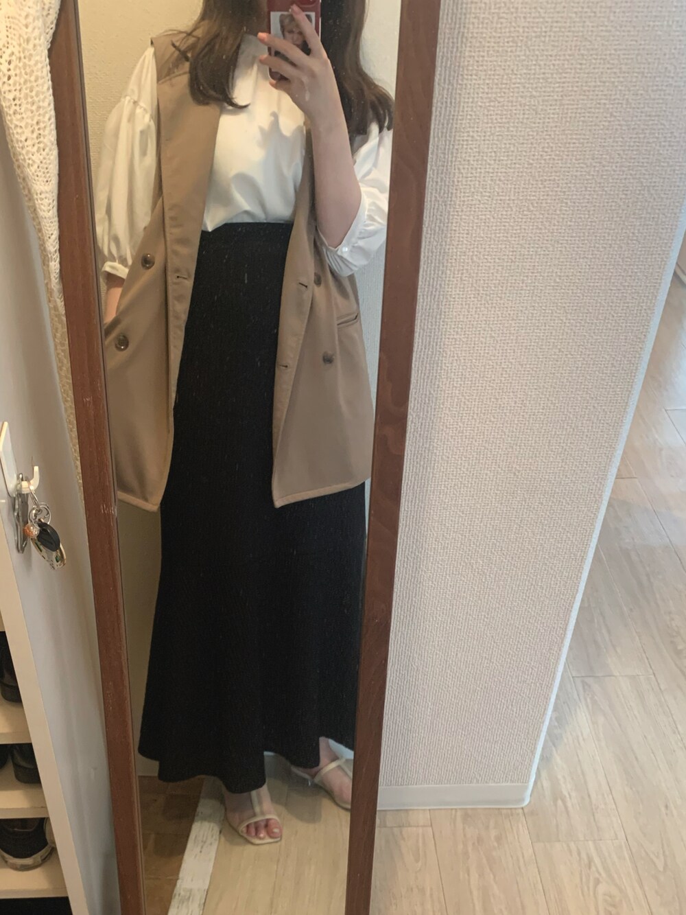 ブラウン系のカーディガン/ボレロ、ホワイト系のシャツ/ブラウス、ブラック系のスカートを着用したレディースの夏コーディネートの2枚目の写真