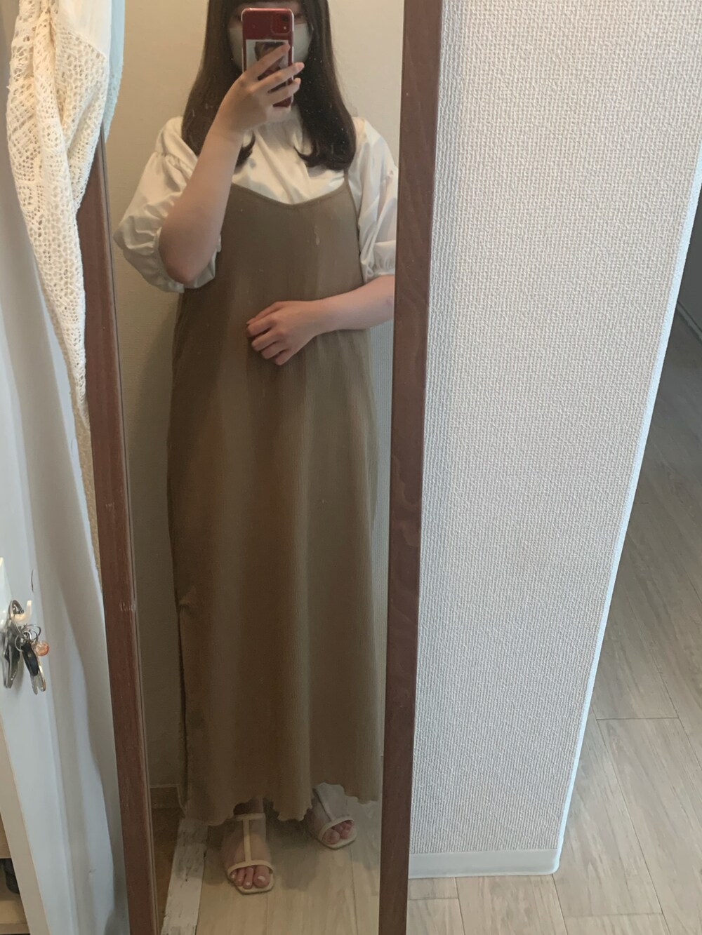 ホワイト系のシャツ/ブラウス、ブラウン系のワンピース/ドレスを着用したレディースの夏コーディネートの2枚目の写真